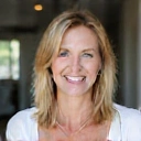 Portrét usměvavé ženy středního věku, která zhubla a cítí se lépe.