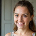 Portrét ženy, která překonala zažívací potíže díky změně stravy.