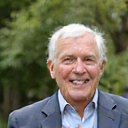 Portrét seniora, který zlepšil své zdraví a vitalitu díky nutričnímu poradenství.